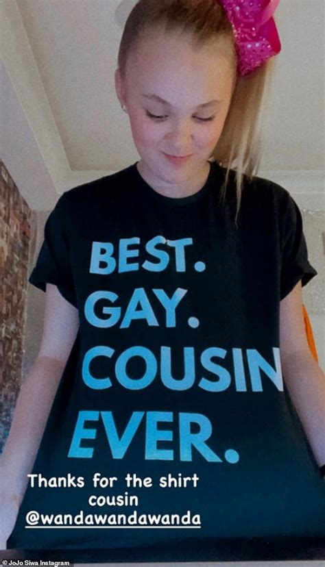 Jojo Siwa Appears To Come Out After Wearing Best Gay Cousin Ever T Shirt Daily Mail Online