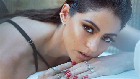 Carol Castro Posa De Lingerie Salto Alto E Revela Tatuagem Discreta Na Canela