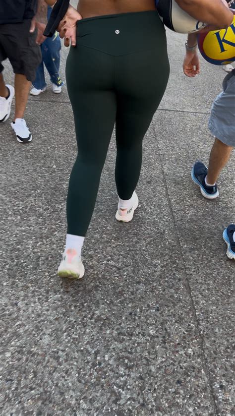 Beautiful Curly Haired Babe In Green Lululemon OC GIFS Spandex Leggings Yoga Pants Forum