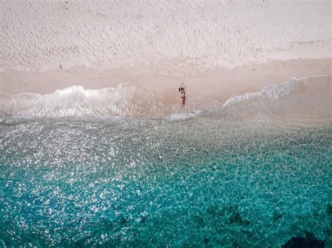 Une Fille Mince En Bikini Se Fait Bronzer Sur La Plage De Sable De L île De Phuket En Thaïlande