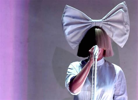 Sia Se Pasea Sin Peluca Y En Bikini Por Las Playas De M Xico Publimetro M Xico