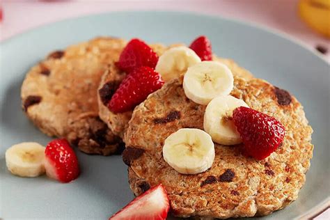 Cómo hacer hot cakes de avena y plátano con chocolate Receta fácil y saludable para un desayuno
