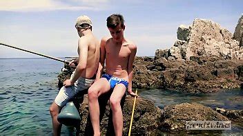 Une énorme bite pour un cul serré XVIDEOS