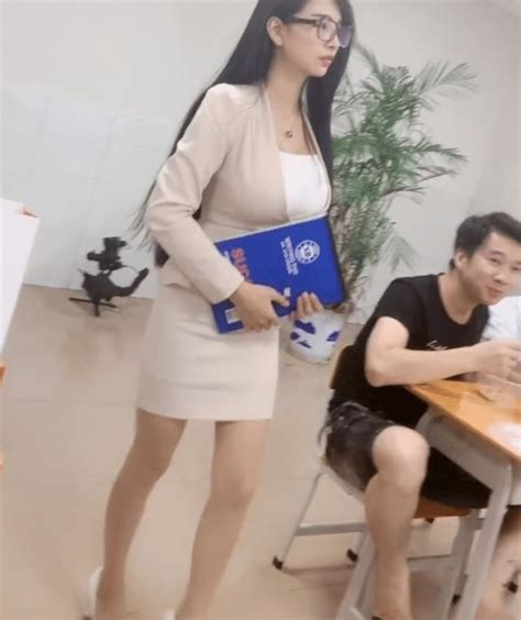 Lớp học cấp 3 lạ lùng điểm danh lúc nào cũng đủ 100 sĩ số hóa ra là vì cô giáo hot girl gợi cảm