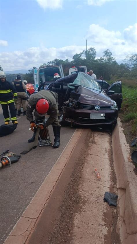 Itabirito Br Acidente Entre Caminh O E Carro Fam Lia Deixa