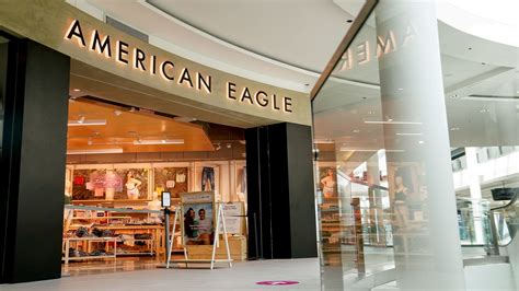 american eagle outfitters aeo shares plunge  earnings report