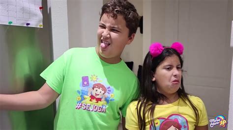 MARIA CLARA E JP TEMTAM PEGAR A BARATA GIGANTE - YouTube