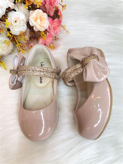 Sapatinho Nude Verniz Aplique De Lacinho E Tiras C Strass Rosa Charmosa Atacado