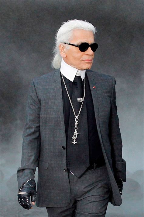 Karl Lagerfeld : l'histoire de sa queue de cheval emblématique | Vogue ...