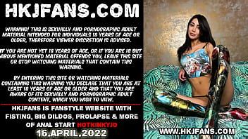Hotkinkyjo toma un consolador de tamaño moster de johnthomastoys en su culo fisting anal y