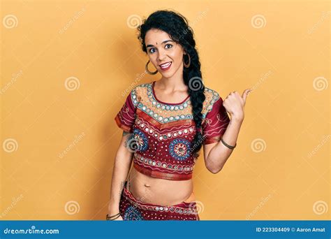 Joven Mujer Con Ropa De Bindi Y Bollywood Sonriendo Con Cara Feliz