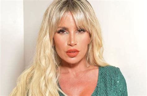 Florencia Peña posó pensativa con una bikini taparrabos de tiritas y acaparó las miradas