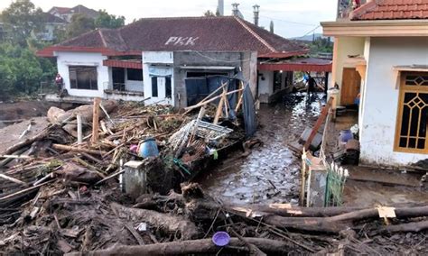 Banjir Bandang Di Kota Batu Ratusan Warga Terpaksa Mengungsi Parboaboa