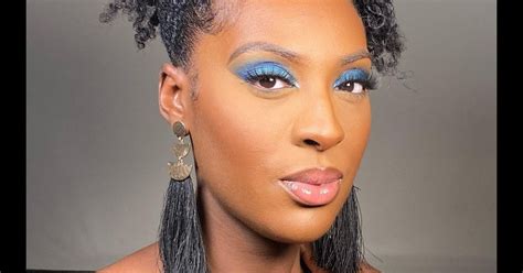 Sombra azul esfumada ficou cheia de estilo nessa make lábios nude Purepeople