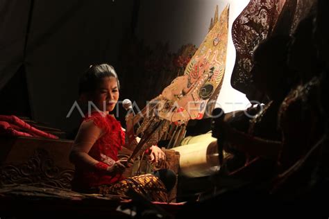 PERTUNJUKAN WAYANG KULIT DALANG PEREMPUAN ANTARA Foto