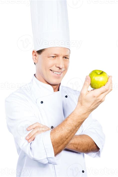 Cuisiner Uniquement Des Aliments Sains Chef Mature Confiant En Uniforme Blanc Tenant Une Pomme