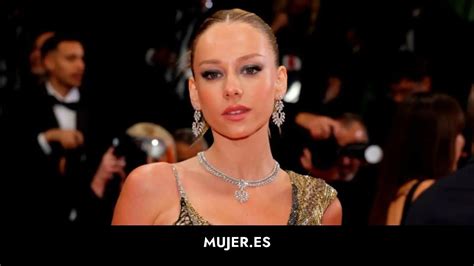 Ester Expósito tiene el top de bikini de triángulo que más favorece al pecho