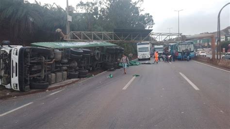 Motorista Fica Ferido Ap S Carreta Tombar No Anel Rodovi Rio De Bh