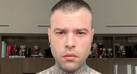 Fedez Capelli Rasati A Zero E Addio Al Biondo Platino Nuovo Look Dopo