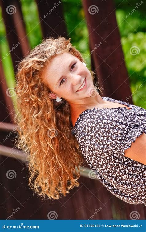 Het Mooie Haar Van De Blonde Van De Tiener Lange Stock Foto Image Of Leuk Meisje