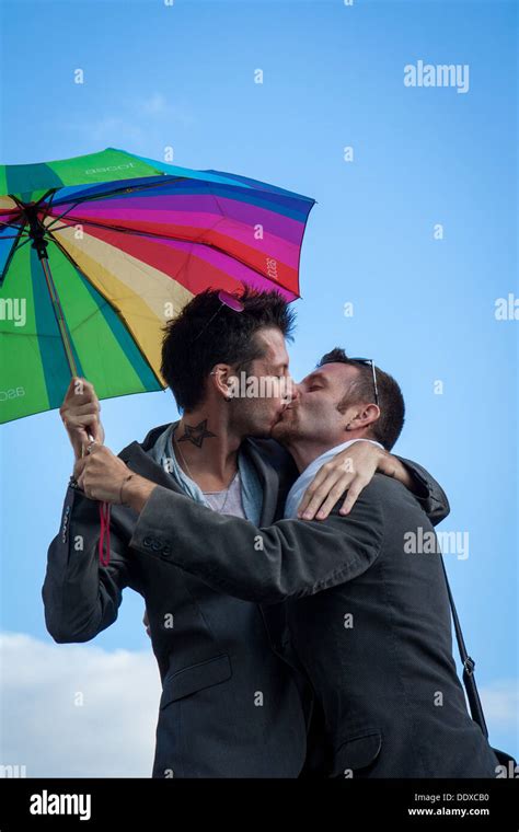 Two gay men kiss Banque de photographies et dimages à haute résolution Alamy