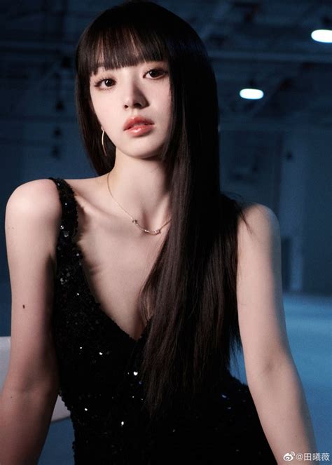 Màn đua sắc đối lập hot nhất Đêm hội GQ Điền Hi Vi bốc lửa và Quan Hiểu Đồng đôi chân vô thực