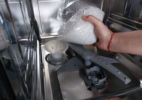 Куда и как засыпать соль в посудомоечную машину: сколько нужно сыпать