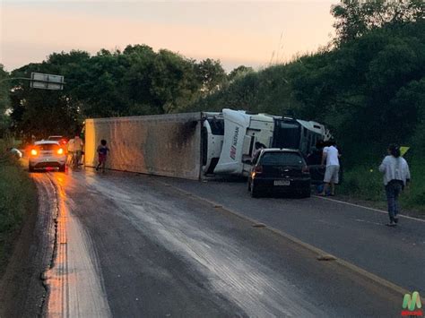 Carreta C Mera Fria Tomba Na Ers Em Ronda Alta E Interrompe