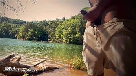 PRESQUE ATTRAPÉ Dans Le Bois Se Masturber Au Bord Du Lac Pornhub Gay