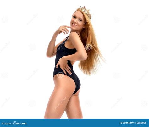 Mujer Que Presenta En Swimsuite Moderno Negro Del Bikini Y Corona Rica Imagen De Archivo