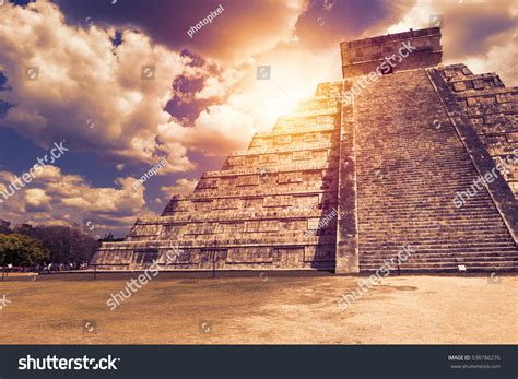 Piramide Mayas Images Stock Photos Vectors Shutterstock