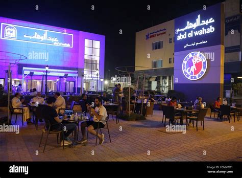 Saudi Cafe Nightlife Hi Res Stock Photography And Images Alamy