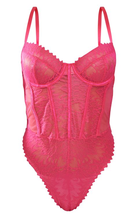 Body de lingerie en dentelle festonnée rose vif à armatures PrettyLittleThing FR