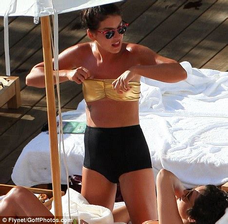 Hot Sexy New Shenae Grimes Bikini Pics