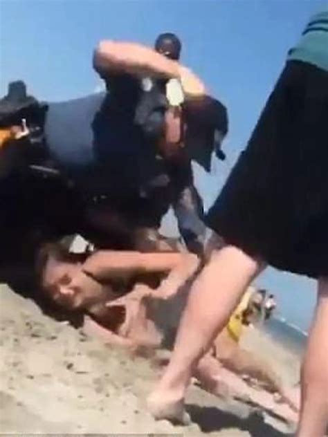 El Momento En El Que Un Polic A Golpea En La Cabeza A Una Joven En Bikini En Una Playa De