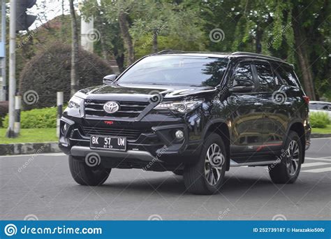 Toyota Fortuner Suv Tipo Gr Fotograf A Editorial Imagen De