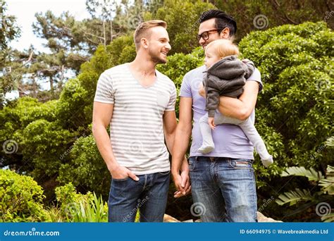 Coppie Gay Sorridenti Con Il Bambino Immagine Stock Immagine Di Soddisfare Allegro