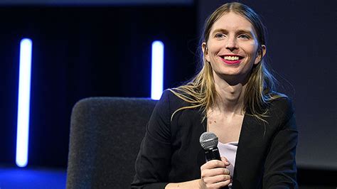 Who Is Chelsea Manning 5 Facts About Activist Dating Grimes