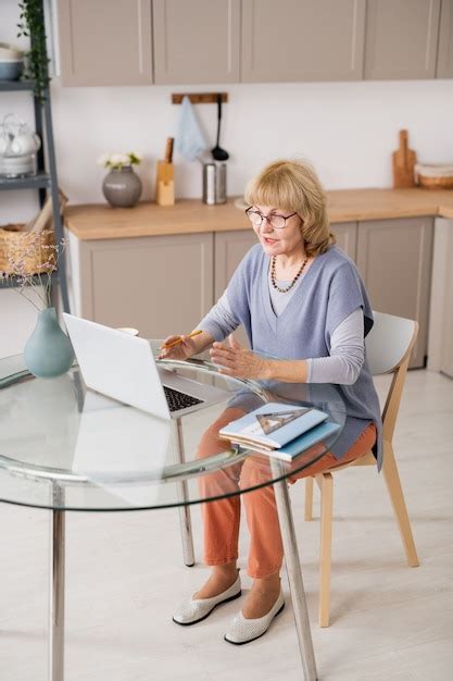 Premium Photo Confident Mature Woman Communicating In Video Chat