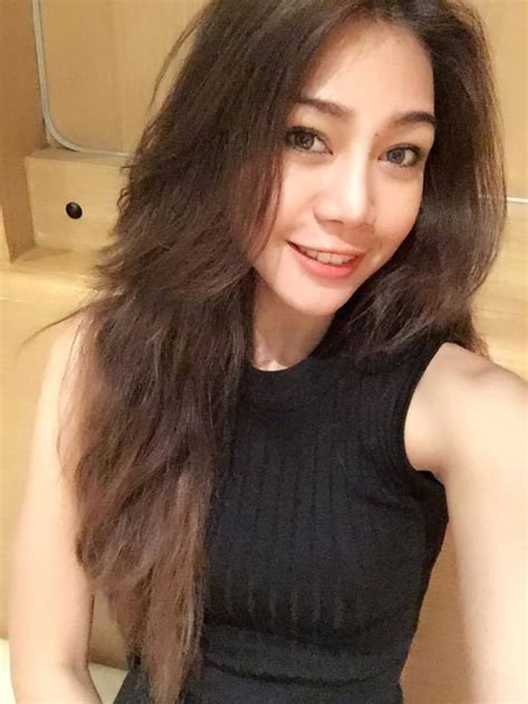 Bất ngờ với vòng eo 46 cm của hot girl Thái Lan