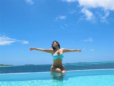 Sophie Choudry Flaunts Toned Figure In Blue Bikini Check Out The Diva S Sexy Pictures News