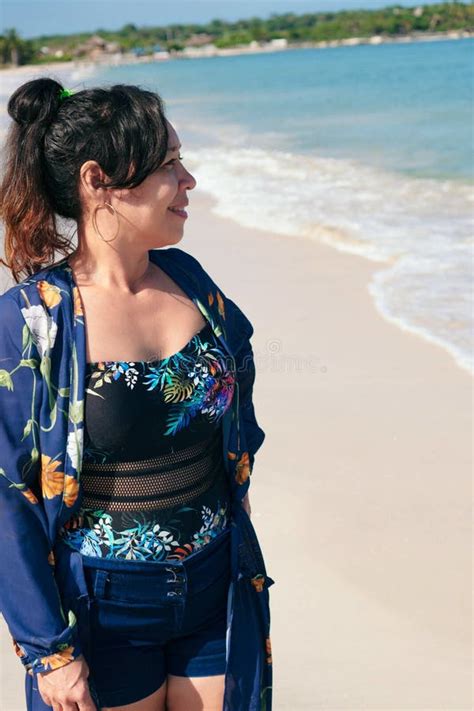 Mujer Latina En La Playa Mirando El Horizonte Foto De Archivo Imagen De Relajante Adulto