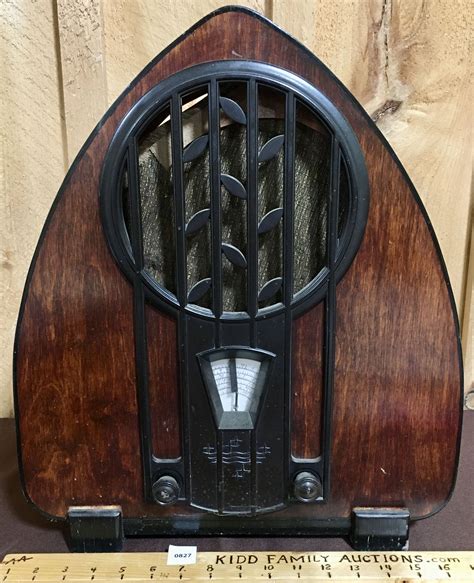 Wooden Cabinet Cathedral Tube Radio