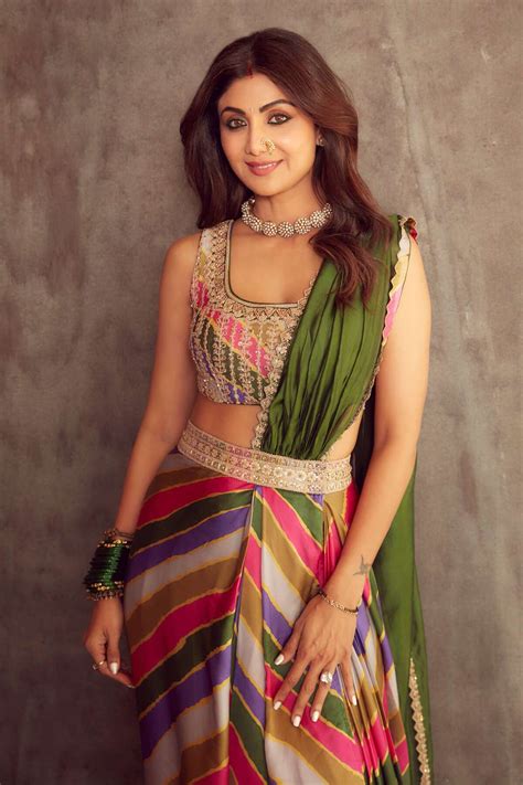 Shilpa Shetty looks her stylish best in a pre-draped leheriya saree!