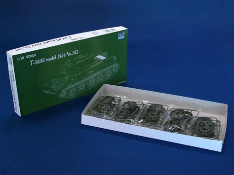 Купить сборную модель Trumpeter 00904 Советский танк Т-34/85 1944 г. 1/ ...