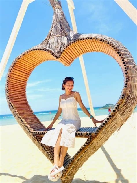 Nữ hoàng điền kinh Nguyễn Thị Oanh Lúc điệu đà với váy khi gợi cảm với bikini