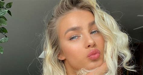 Sammy Jo Luxton pokazała ciało w skąpym stroju Małe bikini odsłania piersi