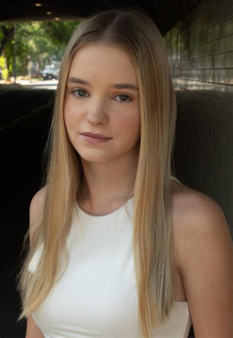 5 Hot Sexy Moxie Owens Bikini Pics