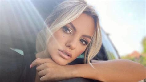 Galerie Foto Alexandra Stan într o rochie nude cu un decolteu