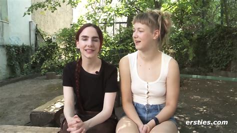 Ersties Ida Und Claudia Verwöhnen Sich Gegenseitig Mit Dildo Und Strap on